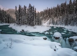 Zima, Wodospad Sunwapta Falls, Rzeka Sunwapta, Park Narodowy Jasper, Skały, Góry, Drzewa, Prowincja Alberta, Kanada