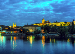 Rzeka Wełtawa z widokiem na czeską Pragę