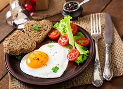 Śniadanie, Jajko sadzone, Chleb, Kromki, Serca, Sałata, Pomidory