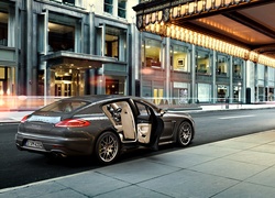 Samochód Porsche Panamera 4S zaparkowany na ulicy