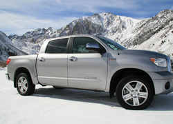 Samochód Toyota Tundra na tle zaśnieżonych gór