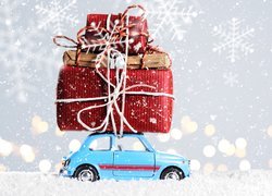 Samochodzik z prezentami w śniegu