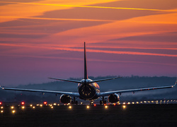 Samolot pasażerski na oświetlonym pasie startowym