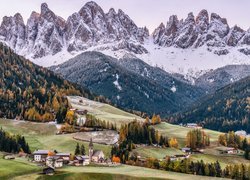 Włochy, Południowy Tyrol, Ośnieżone, Góry, Dolomity, Dolina, Val di Funes, Wieś, Santa Maddalena, Domy, Kościół