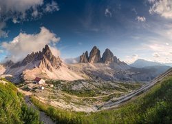 Włochy, Południowy Tyrol, Dolomity, Góry Paterno, Szczyt Tre Cime di Lavaredo, Schronisko Dreizinnenhütte, Dom, Chmury, Wschód słońca, Roślinność
