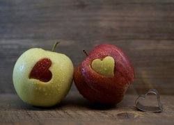 Serca wycięte w jabłkach
