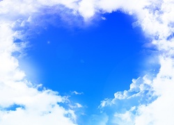Serce z chmur na błękitnym niebie
