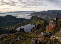 Skaliste góry i jeziora na norweskich Lofotach