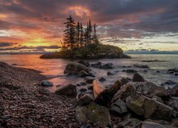 Skalna wysepka z drzewami na Jeziorze Lake Superior w Stanach Zjednoczonych