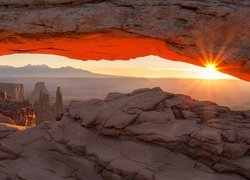 Skalny łuk Mesa Arch w słonecznych promieniach