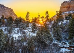 Park Narodowy Zion, Stan Utah, Stany Zjednoczone, Zima, Śnieg, Drzewa, Góry, Skały, Promienie słońca