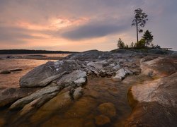 Skały na jeziorze Siegoziero w Republice Karelii