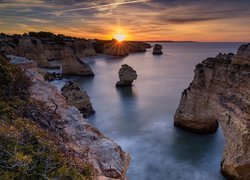 Wybrzeże, Skały, Chmury, Wschód słońca, Morze, Ocean Atlantycki, Region Algarve, Portugalia