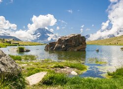 Szwajcaria, Jezioro Stellisee, Góry, Szczyt Matterhorn, Niebo, Trawa, Kamienie, Skały