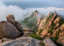 Skały we mgle w Parku Narodowym Wolchulsan w Korei Południowej