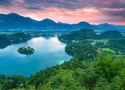 Słowenia, Wyspa Blejski Otok, Góry Alpy Julijskie, Jezioro Bled,  Kościół, Zachód słońca, Drzewa