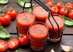 Sok pomidorowy w szklankach