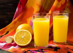 Sok z pomarańczy w szklankach