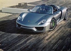 Srebrne, Porsche 918 Spyder, Podest