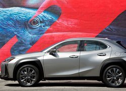 Srebrny Lexus UX na tle graffiti