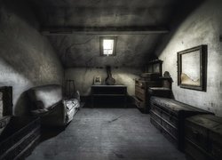 Stare zniszczone meble w ciemnym pomieszczeniu