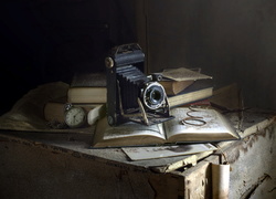 Stary aparat i książki leżą na skrzyni