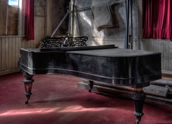 Stary fortepian w zaniedbanym wnętrzu