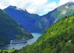 Statek, Góry, Zbocza, Lasy, Fiord Geirangerfjorden, Norwegia