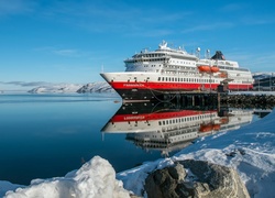 Norwegia,  Morze Barentsa, Port Kirkenes, Statek pasażerski Finnmarken, Góry, Zima