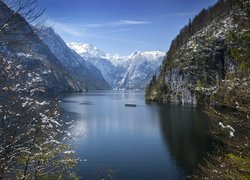 Jezioro Konigssee, Statek, Góry, Alpy, Drzewa, Park Narodowy Berchtesgaden, Bawaria, Niemcy