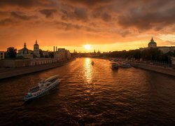 Statki na rzece Moskwa o zachodzie słońca