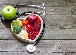 Stetoskop obok owoców i warzyw w sercu