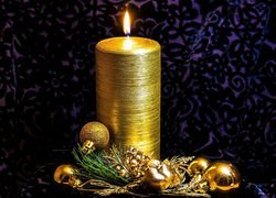 Stroik świąteczny ze złotą świecą i bombkami