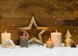 Świąteczna dekoracja z gwiazdą i świecami