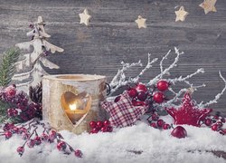 Świąteczna dekoracja z lampionem na śniegu