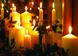Świąteczna dekoracja z płonących świec