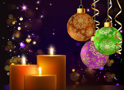 Świąteczna dekoracja z wiszącymi bombkami, serpentynami i płonące świece