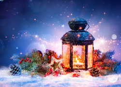 Świąteczny lampion w dekoracji na śniegowym puchu