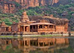 Indie, Badami, Jezioro Agasthya Lake, Świątynia Bhootnath Temple, Góry
