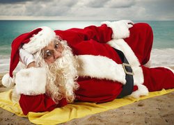 Święty Mikołaj relaksujący się na plaży