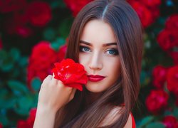 Szatynka z czerwonym kwiatem