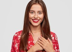 Szczęśliwa kobieta w czerwonej bluzce
