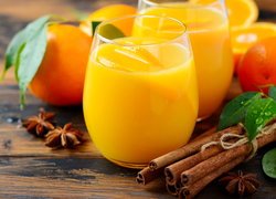 Szklanki soku pomarańczowego