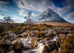 Szkocki górski krajobraz z kamienistym wodospadem