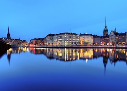 Sztokholm nocą odbijający się w wodzie