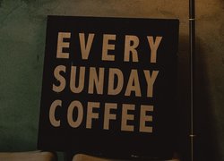 Tabliczka z napisem Every Sunday Coffee