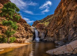 Tanque Verde Falls na skałach w Tucson w Arizonie