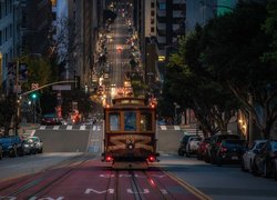 Tramwaj na ulicy San Francisco wieczorową porą