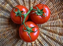 Trzy czerwone pomidory
