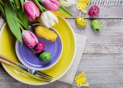 Tulipany i pisanki na talerzu